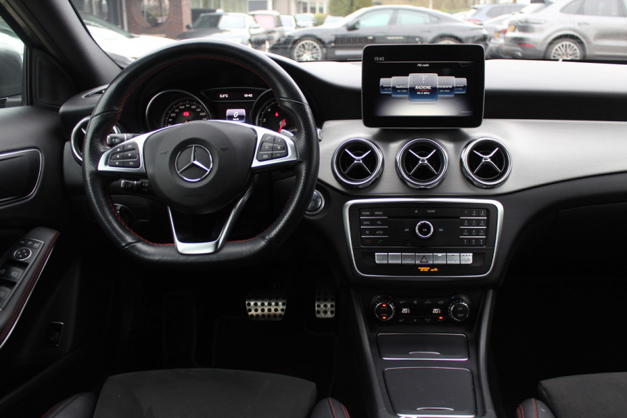 Mercedes-Benz GLA 180 Business Solution AMG / Camera / Apple CarPlay / Half leder / 19'' / Navigatie / Stoelverwarming / Cruise Control