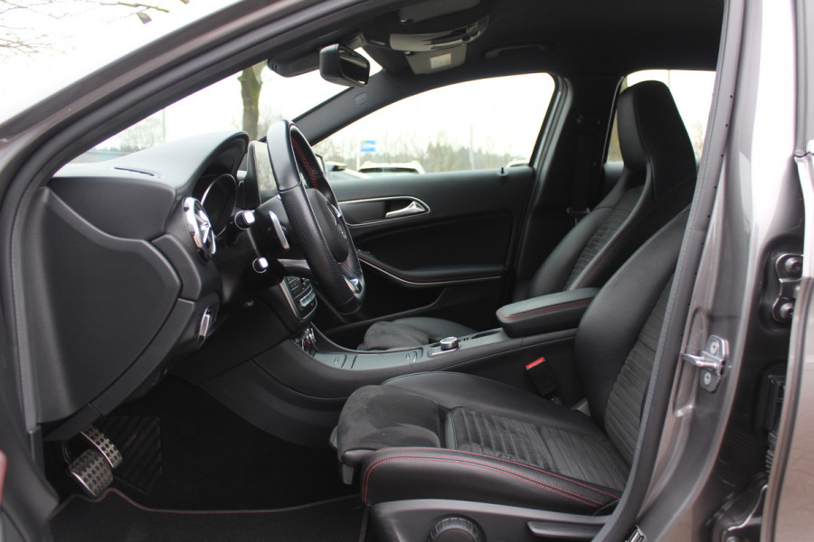 Mercedes-Benz GLA 180 Business Solution AMG / Camera / Apple CarPlay / Half leder / 19'' / Navigatie / Stoelverwarming / Cruise Control
