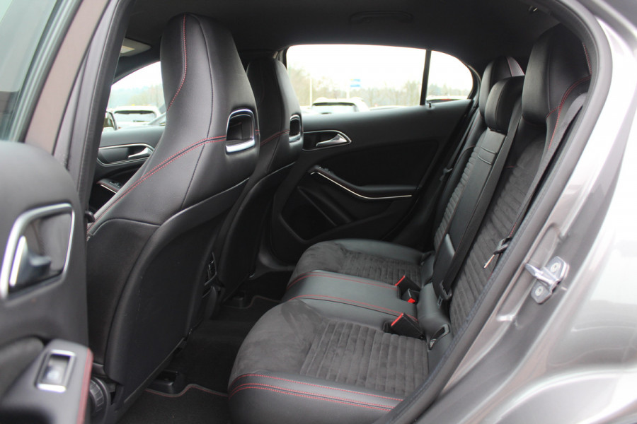 Mercedes-Benz GLA 180 Business Solution AMG / Camera / Apple CarPlay / Half leder / 19'' / Navigatie / Stoelverwarming / Cruise Control
