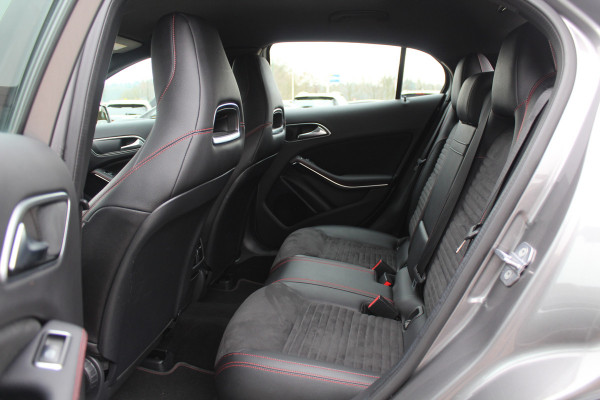 Mercedes-Benz GLA 180 Business Solution AMG / Camera / Apple CarPlay / Half leder / 19'' / Navigatie / Stoelverwarming / Cruise Control