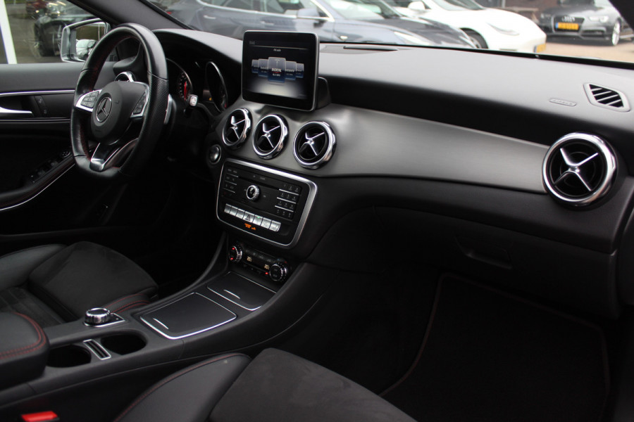 Mercedes-Benz GLA 180 Business Solution AMG / Camera / Apple CarPlay / Half leder / 19'' / Navigatie / Stoelverwarming / Cruise Control