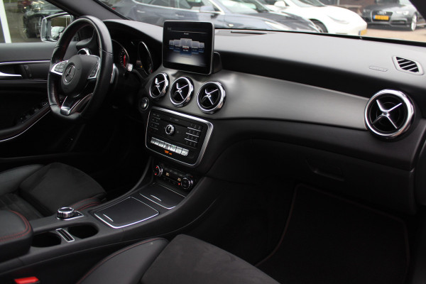 Mercedes-Benz GLA 180 Business Solution AMG / Camera / Apple CarPlay / Half leder / 19'' / Navigatie / Stoelverwarming / Cruise Control