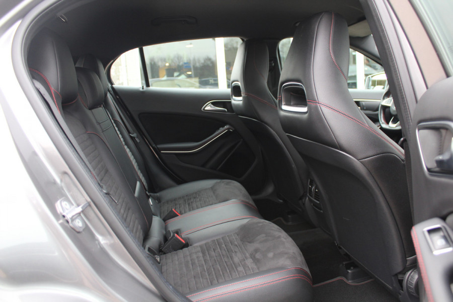 Mercedes-Benz GLA 180 Business Solution AMG / Camera / Apple CarPlay / Half leder / 19'' / Navigatie / Stoelverwarming / Cruise Control