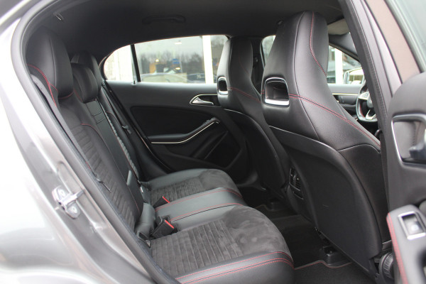 Mercedes-Benz GLA 180 Business Solution AMG / Camera / Apple CarPlay / Half leder / 19'' / Navigatie / Stoelverwarming / Cruise Control
