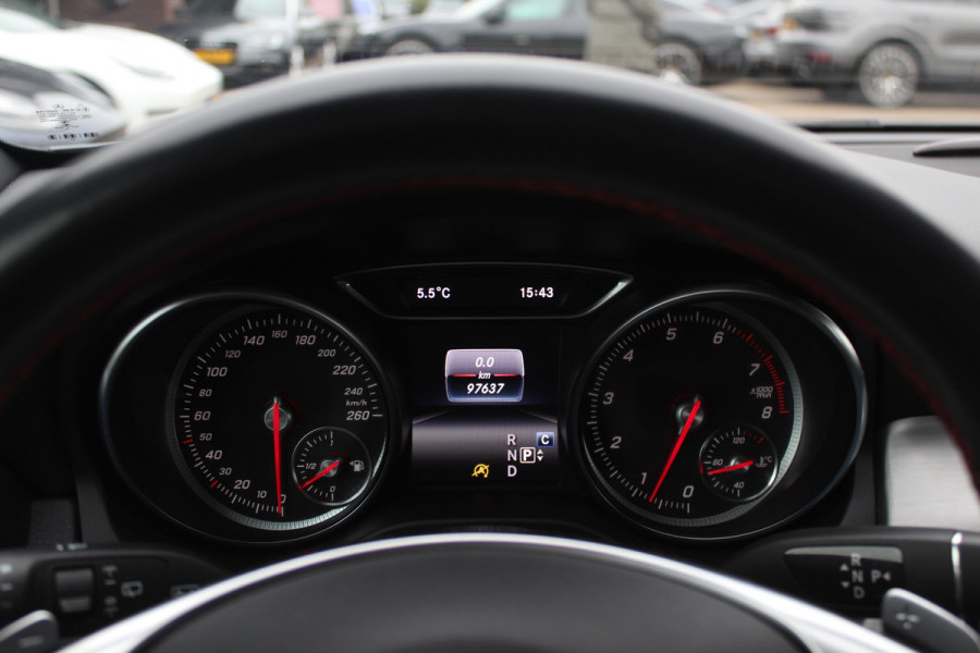 Mercedes-Benz GLA 180 Business Solution AMG / Camera / Apple CarPlay / Half leder / 19'' / Navigatie / Stoelverwarming / Cruise Control