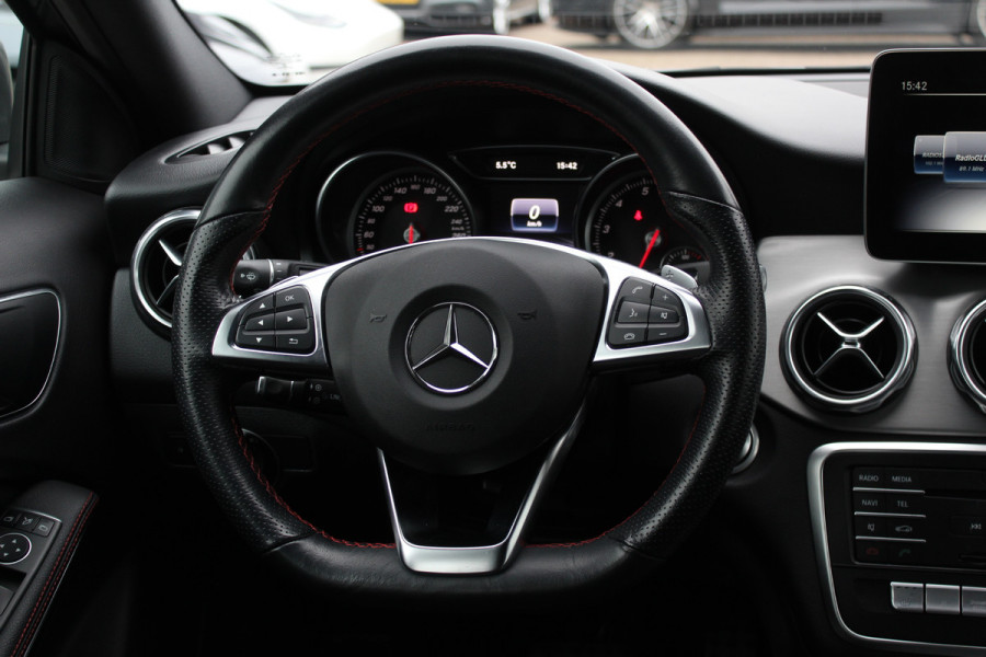 Mercedes-Benz GLA 180 Business Solution AMG / Camera / Apple CarPlay / Half leder / 19'' / Navigatie / Stoelverwarming / Cruise Control