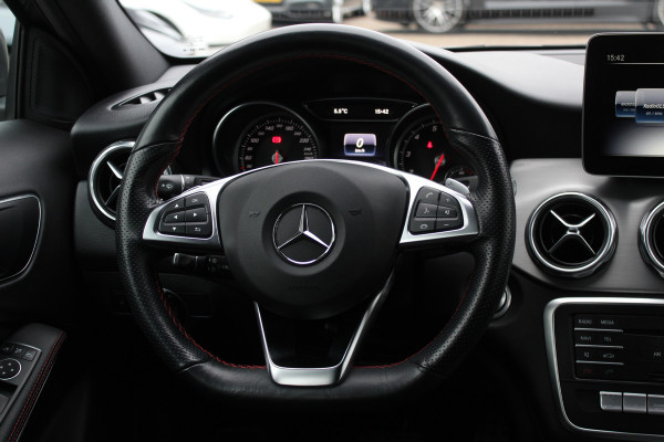 Mercedes-Benz GLA 180 Business Solution AMG / Camera / Apple CarPlay / Half leder / 19'' / Navigatie / Stoelverwarming / Cruise Control