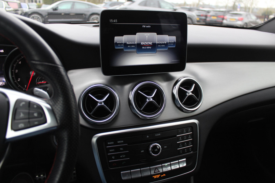 Mercedes-Benz GLA 180 Business Solution AMG / Camera / Apple CarPlay / Half leder / 19'' / Navigatie / Stoelverwarming / Cruise Control
