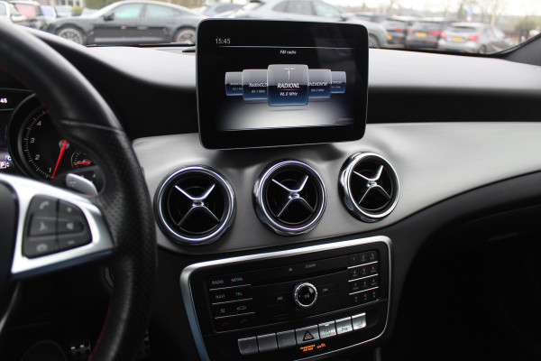 Mercedes-Benz GLA 180 Business Solution AMG / Camera / Apple CarPlay / Half leder / 19'' / Navigatie / Stoelverwarming / Cruise Control