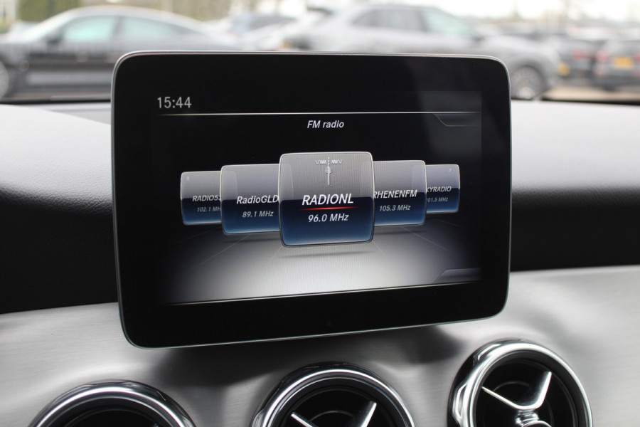 Mercedes-Benz GLA 180 Business Solution AMG / Camera / Apple CarPlay / Half leder / 19'' / Navigatie / Stoelverwarming / Cruise Control