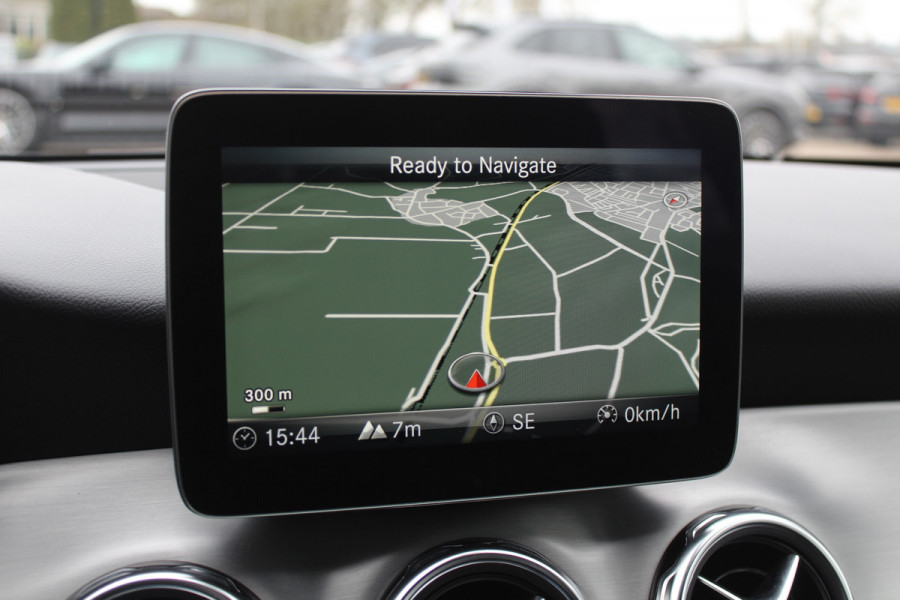 Mercedes-Benz GLA 180 Business Solution AMG / Camera / Apple CarPlay / Half leder / 19'' / Navigatie / Stoelverwarming / Cruise Control