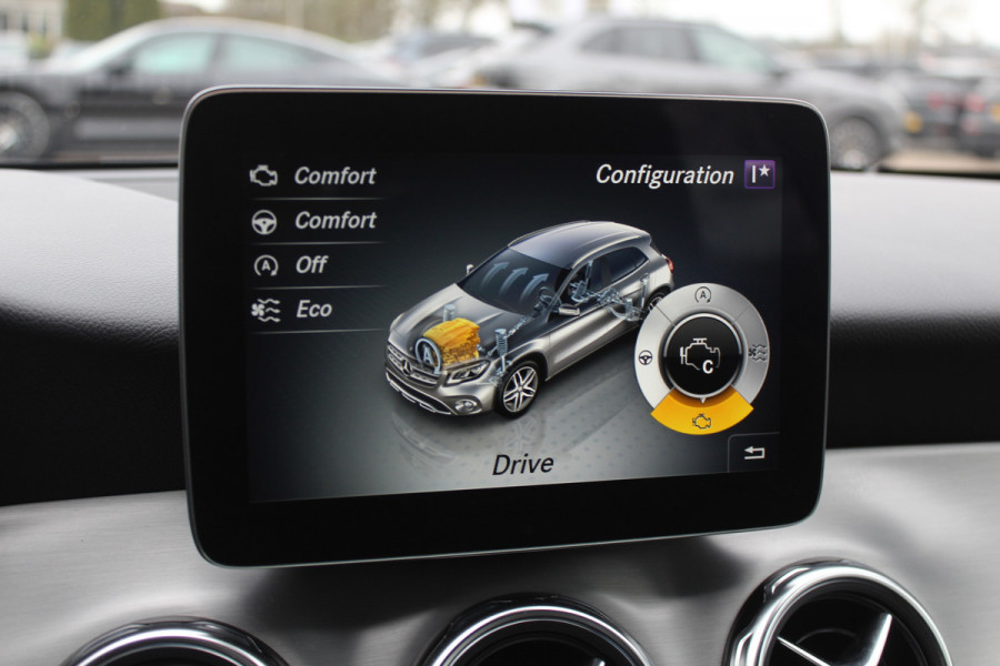 Mercedes-Benz GLA 180 Business Solution AMG / Camera / Apple CarPlay / Half leder / 19'' / Navigatie / Stoelverwarming / Cruise Control
