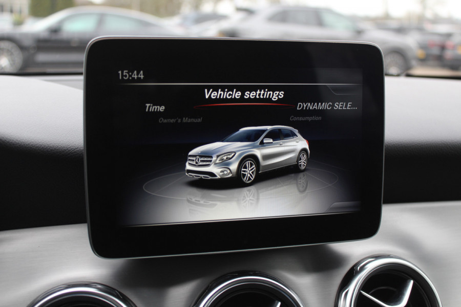 Mercedes-Benz GLA 180 Business Solution AMG / Camera / Apple CarPlay / Half leder / 19'' / Navigatie / Stoelverwarming / Cruise Control