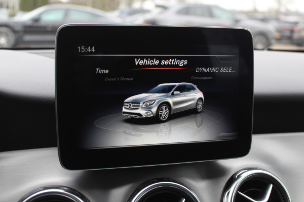 Mercedes-Benz GLA 180 Business Solution AMG / Camera / Apple CarPlay / Half leder / 19'' / Navigatie / Stoelverwarming / Cruise Control