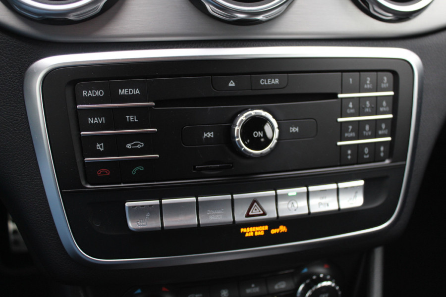 Mercedes-Benz GLA 180 Business Solution AMG / Camera / Apple CarPlay / Half leder / 19'' / Navigatie / Stoelverwarming / Cruise Control