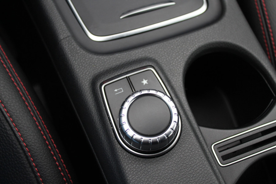 Mercedes-Benz GLA 180 Business Solution AMG / Camera / Apple CarPlay / Half leder / 19'' / Navigatie / Stoelverwarming / Cruise Control