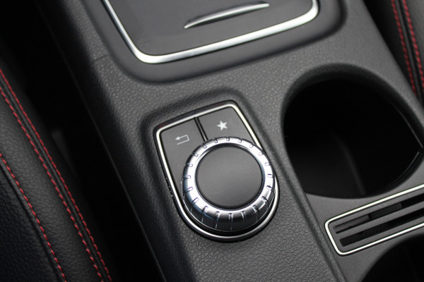 Mercedes-Benz GLA 180 Business Solution AMG / Camera / Apple CarPlay / Half leder / 19'' / Navigatie / Stoelverwarming / Cruise Control