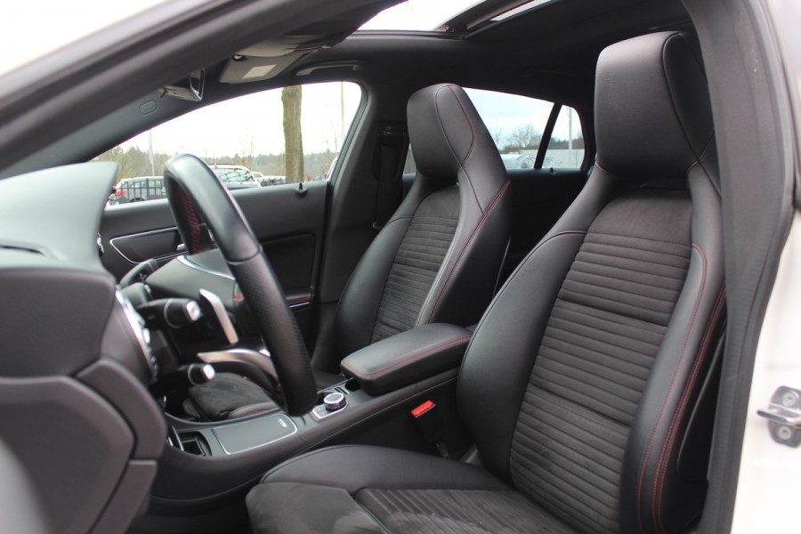Mercedes-Benz CLA-Klasse Shooting Brake 180 / Panoramadak / Camera / Half leder / Navigatie / 18'' / LED Koplampen / Stoelverwarming / Cruise Control