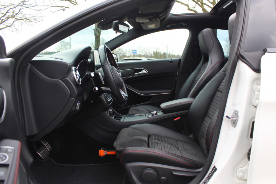 Mercedes-Benz CLA-Klasse Shooting Brake 180 / Panoramadak / Camera / Half leder / Navigatie / 18'' / LED Koplampen / Stoelverwarming / Cruise Control