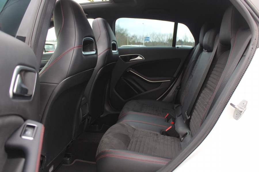 Mercedes-Benz CLA-Klasse Shooting Brake 180 / Panoramadak / Camera / Half leder / Navigatie / 18'' / LED Koplampen / Stoelverwarming / Cruise Control