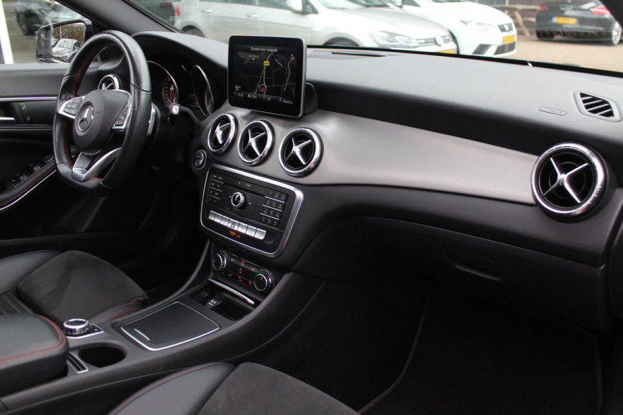 Mercedes-Benz CLA-Klasse Shooting Brake 180 / Panoramadak / Camera / Half leder / Navigatie / 18'' / LED Koplampen / Stoelverwarming / Cruise Control