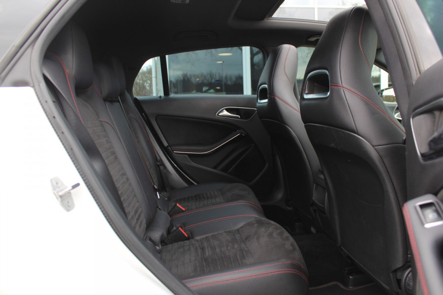 Mercedes-Benz CLA-Klasse Shooting Brake 180 / Panoramadak / Camera / Half leder / Navigatie / 18'' / LED Koplampen / Stoelverwarming / Cruise Control