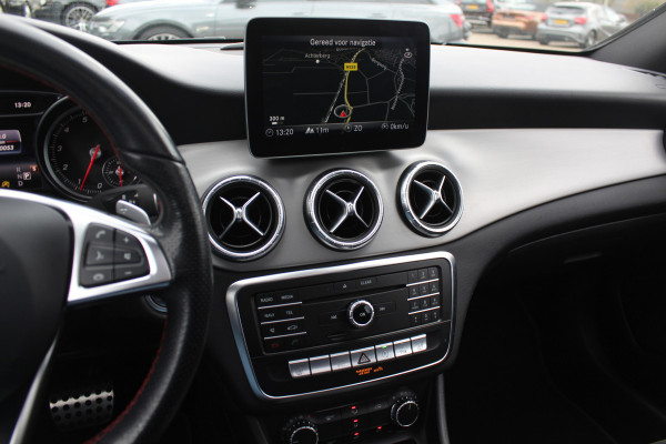 Mercedes-Benz CLA-Klasse Shooting Brake 180 / Panoramadak / Camera / Half leder / Navigatie / 18'' / LED Koplampen / Stoelverwarming / Cruise Control