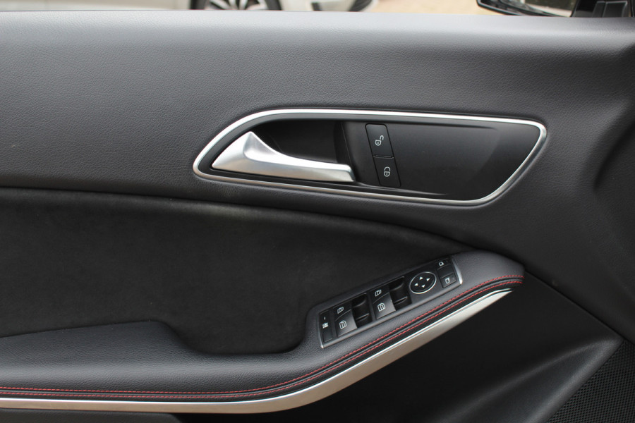 Mercedes-Benz CLA-Klasse Shooting Brake 180 / Panoramadak / Camera / Half leder / Navigatie / 18'' / LED Koplampen / Stoelverwarming / Cruise Control