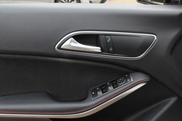Mercedes-Benz CLA-Klasse Shooting Brake 180 / Panoramadak / Camera / Half leder / Navigatie / 18'' / LED Koplampen / Stoelverwarming / Cruise Control