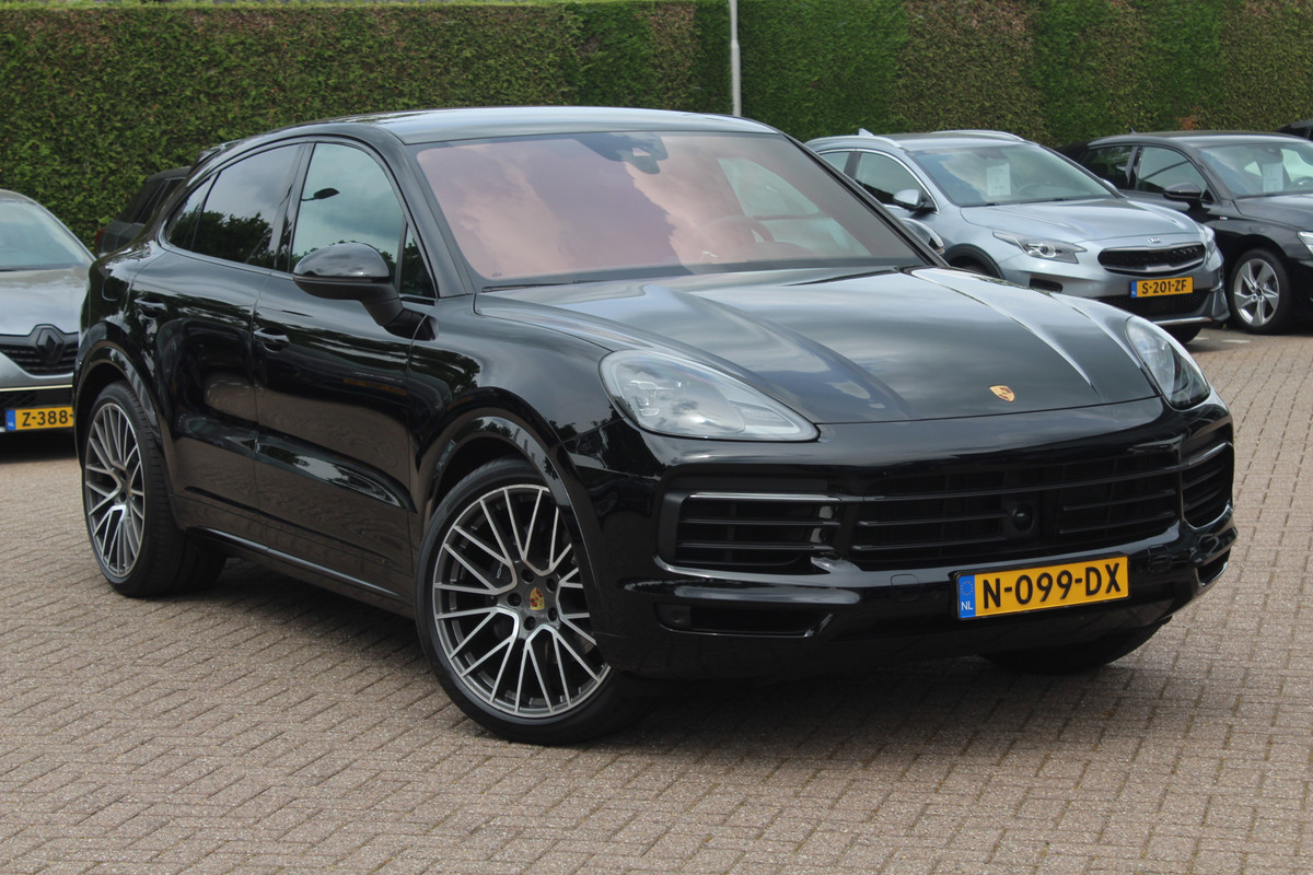 Porsche Cayenne Coupé 3.0 / Trekhaak / Panoramadak / Camera / Luchtvering / 22'' / Bose / Stoelventilatie / Sportchrono / Stoelverwarming / DAB / ACC Porsche Cayenne Coupé 3.0 / Trekhaak / Panoramadak / Camera / Luchtvering / 22'' / Bose / Stoelventilatie / Sportchrono / Stoelverwarming / DAB / ACC