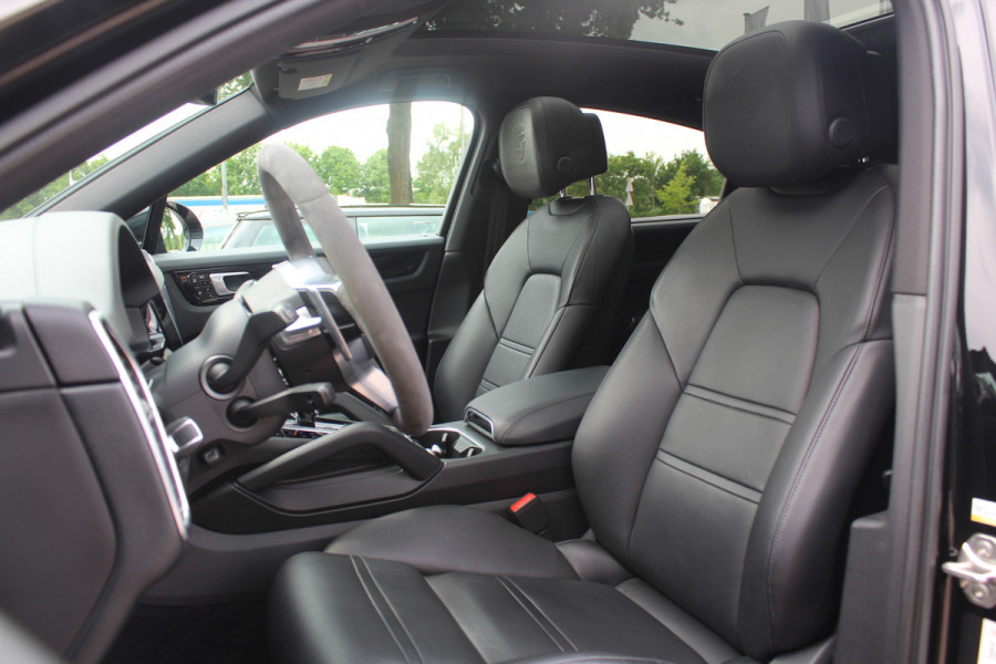 Porsche Cayenne Coupé 3.0 / Trekhaak / Panoramadak / Camera / Luchtvering / 22'' / Bose / Stoelventilatie / Sportchrono / Stoelverwarming / DAB / ACC