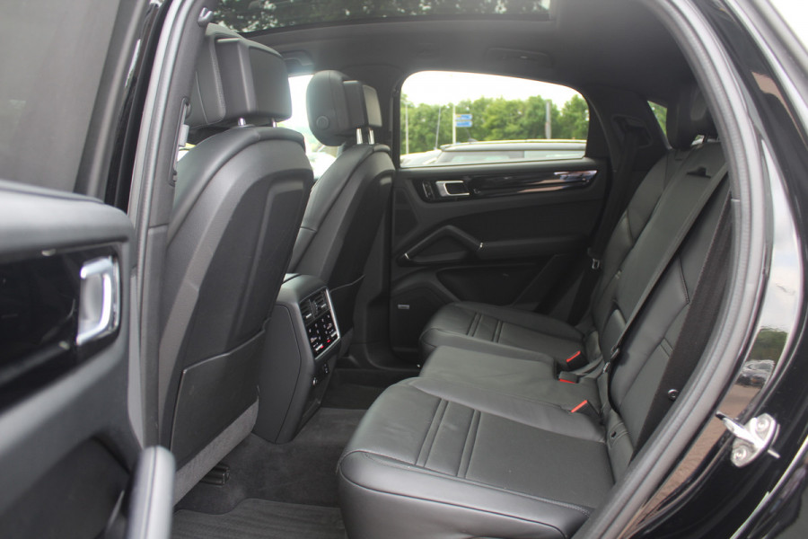Porsche Cayenne Coupé 3.0 / Trekhaak / Panoramadak / Camera / Luchtvering / 22'' / Bose / Stoelventilatie / Sportchrono / Stoelverwarming / DAB / ACC