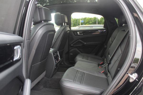 Porsche Cayenne Coupé 3.0 / Trekhaak / Panoramadak / Camera / Luchtvering / 22'' / Bose / Stoelventilatie / Sportchrono / Stoelverwarming / DAB / ACC