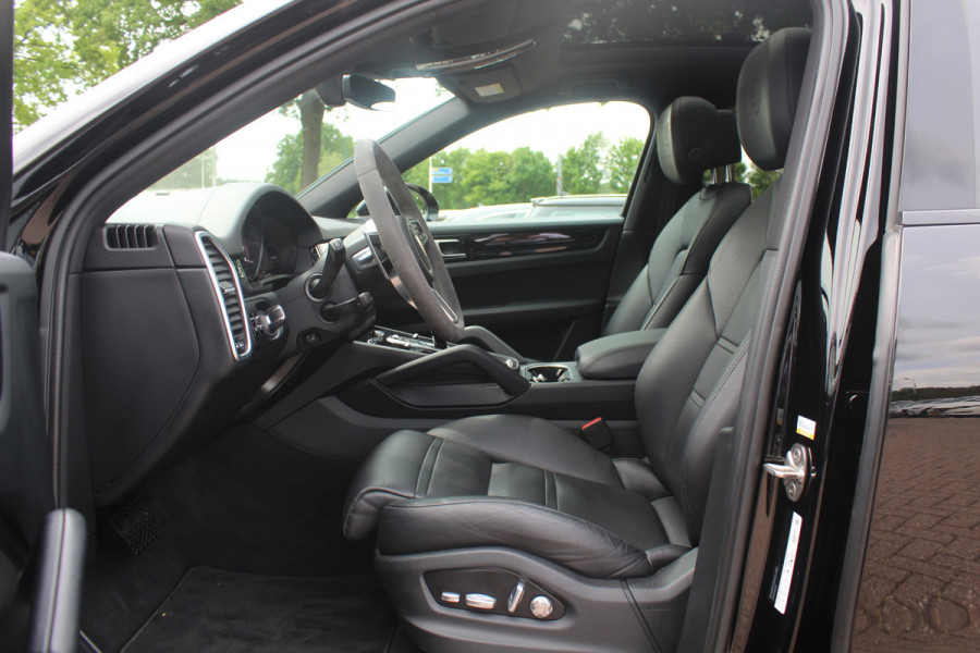 Porsche Cayenne Coupé 3.0 / Trekhaak / Panoramadak / Camera / Luchtvering / 22'' / Bose / Stoelventilatie / Sportchrono / Stoelverwarming / DAB / ACC