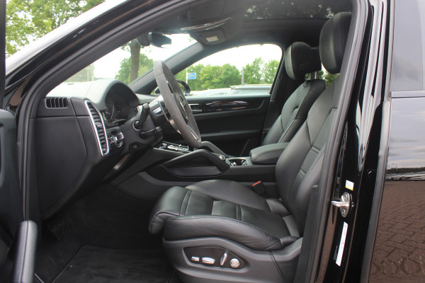 Porsche Cayenne Coupé 3.0 / Trekhaak / Panoramadak / Camera / Luchtvering / 22'' / Bose / Stoelventilatie / Sportchrono / Stoelverwarming / DAB / ACC