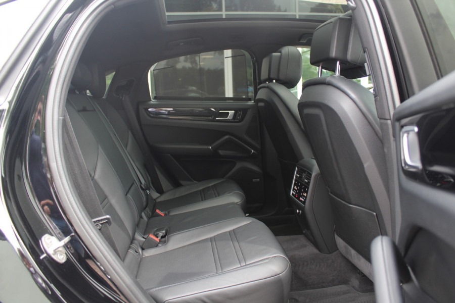 Porsche Cayenne Coupé 3.0 / Trekhaak / Panoramadak / Camera / Luchtvering / 22'' / Bose / Stoelventilatie / Sportchrono / Stoelverwarming / DAB / ACC
