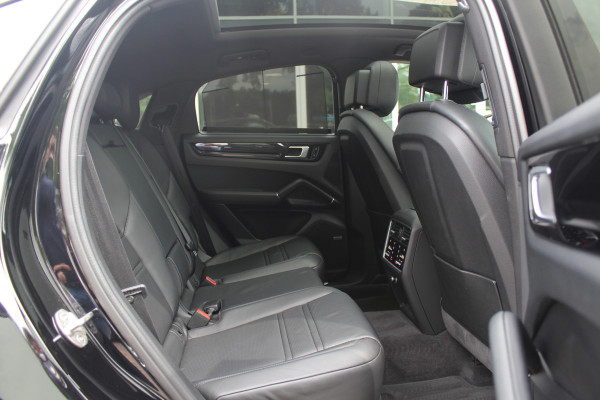 Porsche Cayenne Coupé 3.0 / Trekhaak / Panoramadak / Camera / Luchtvering / 22'' / Bose / Stoelventilatie / Sportchrono / Stoelverwarming / DAB / ACC