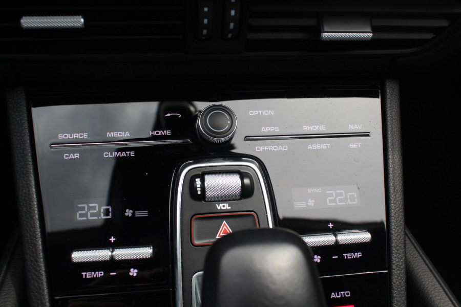 Porsche Cayenne Coupé 3.0 / Trekhaak / Panoramadak / Camera / Luchtvering / 22'' / Bose / Stoelventilatie / Sportchrono / Stoelverwarming / DAB / ACC