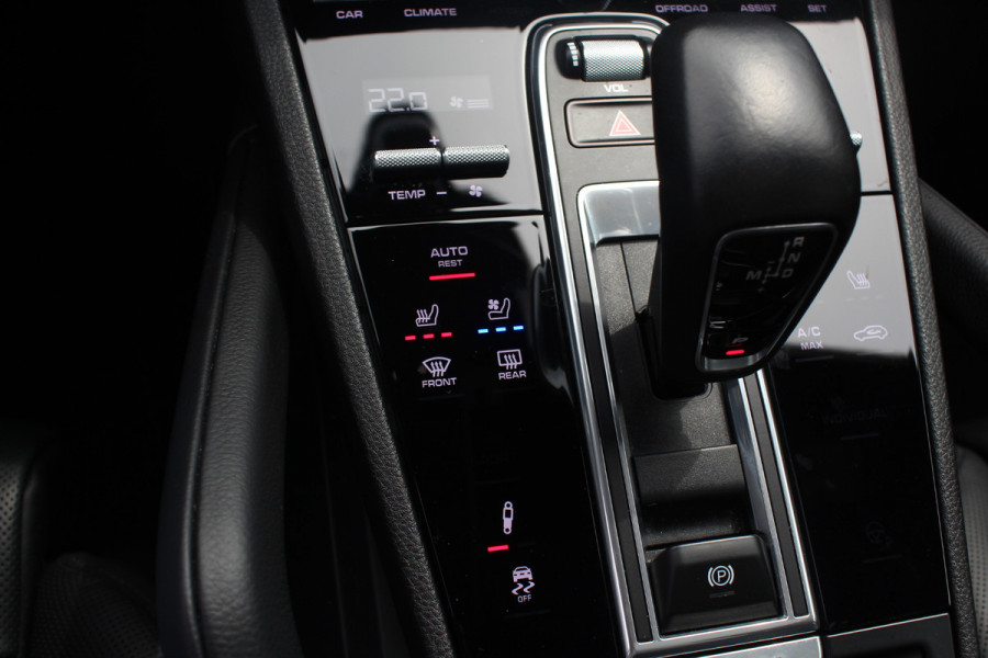 Porsche Cayenne Coupé 3.0 / Trekhaak / Panoramadak / Camera / Luchtvering / 22'' / Bose / Stoelventilatie / Sportchrono / Stoelverwarming / DAB / ACC