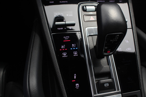 Porsche Cayenne Coupé 3.0 / Trekhaak / Panoramadak / Camera / Luchtvering / 22'' / Bose / Stoelventilatie / Sportchrono / Stoelverwarming / DAB / ACC