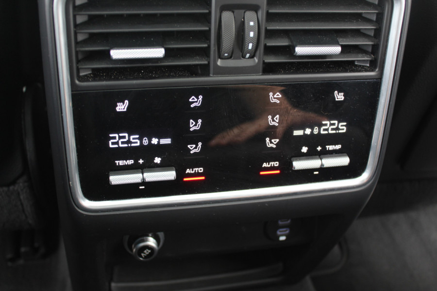 Porsche Cayenne Coupé 3.0 / Trekhaak / Panoramadak / Camera / Luchtvering / 22'' / Bose / Stoelventilatie / Sportchrono / Stoelverwarming / DAB / ACC