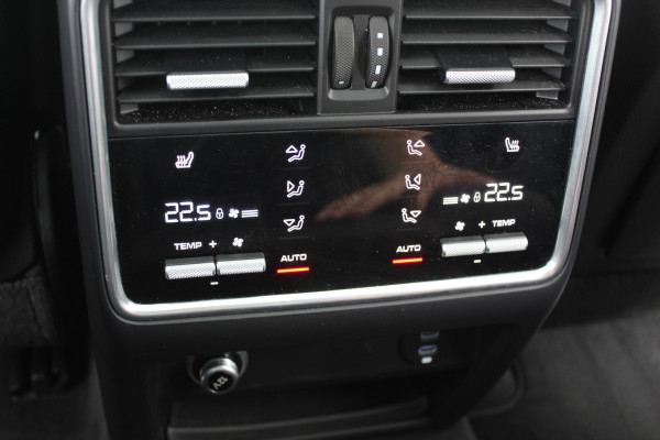 Porsche Cayenne Coupé 3.0 / Trekhaak / Panoramadak / Camera / Luchtvering / 22'' / Bose / Stoelventilatie / Sportchrono / Stoelverwarming / DAB / ACC