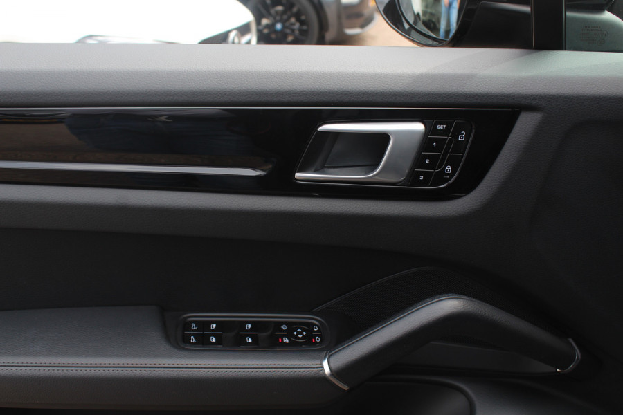 Porsche Cayenne Coupé 3.0 / Trekhaak / Panoramadak / Camera / Luchtvering / 22'' / Bose / Stoelventilatie / Sportchrono / Stoelverwarming / DAB / ACC