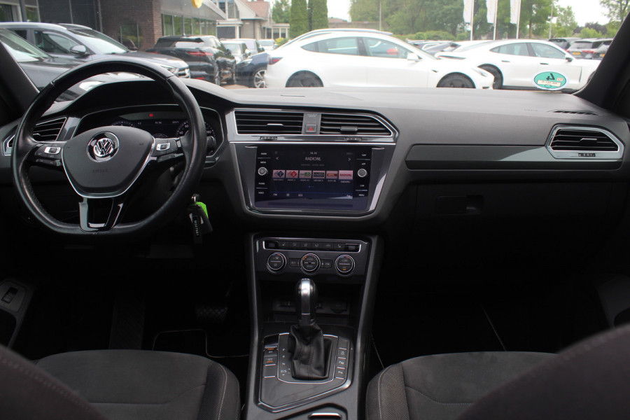 Volkswagen Tiguan 1.4 TSI ACT Highline Bus. R-Line / Trekhaak / Panoramadak / 360Camera / 19'' / Virtual Cockpit / Apple CarPlay / DAB / Stoelverwarming / ACC