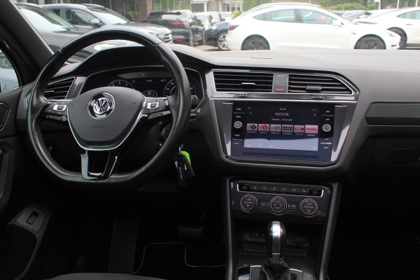 Volkswagen Tiguan 1.4 TSI ACT Highline Bus. R-Line / Trekhaak / Panoramadak / 360Camera / 19'' / Virtual Cockpit / Apple CarPlay / DAB / Stoelverwarming / ACC