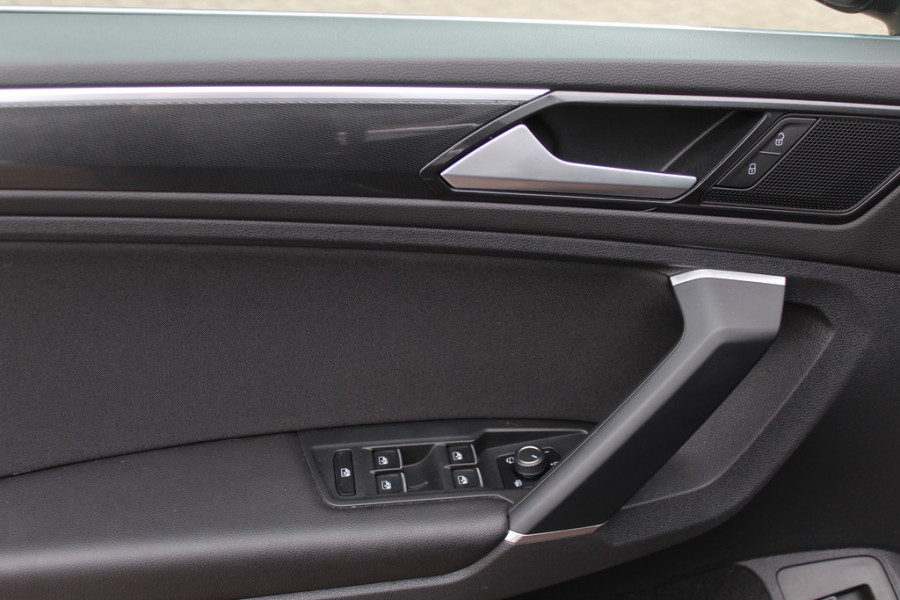 Volkswagen Tiguan 1.4 TSI ACT Highline Bus. R-Line / Trekhaak / Panoramadak / 360Camera / 19'' / Virtual Cockpit / Apple CarPlay / DAB / Stoelverwarming / ACC
