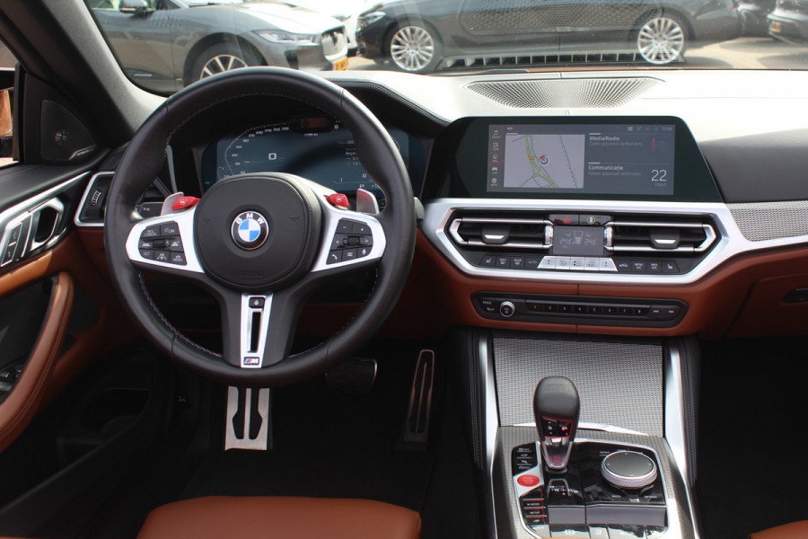 BMW 4 Serie Cabrio M4 xDrive Competition / Camera / Head-up / Carbon / Nekverwarming / H&K / Keyless / Stuurverwarming / ACC / DAB / Dodehoek / Windscherm