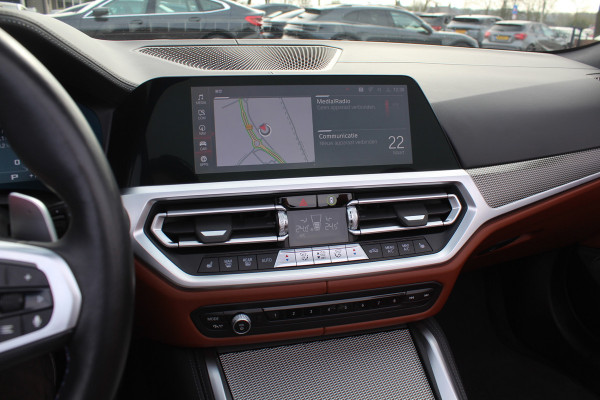 BMW 4 Serie Cabrio M4 xDrive Competition / Camera / Head-up / Carbon / Nekverwarming / H&K / Keyless / Stuurverwarming / ACC / DAB / Dodehoek / Windscherm