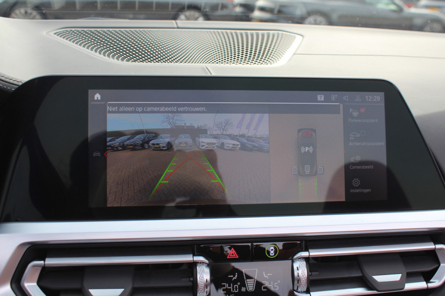 BMW 4 Serie Cabrio M4 xDrive Competition / Camera / Head-up / Carbon / Nekverwarming / H&K / Keyless / Stuurverwarming / ACC / DAB / Dodehoek / Windscherm