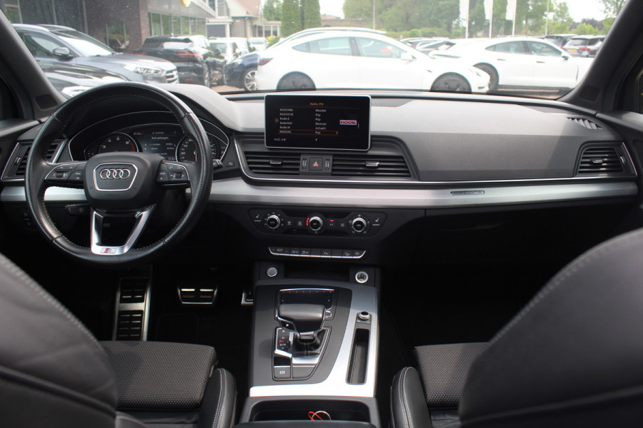Audi Q5 2.0 TFSI quattro Launch Edition / Trekhaak / Panoramadak / Half leder / B&O / 20'' / Standverwarming / Parkeerhulp V+A / Navigatie / Cruise Control
